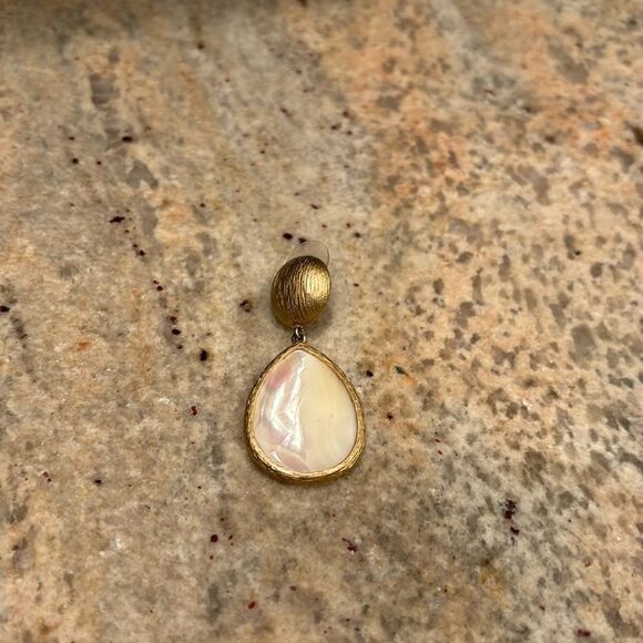 Mother of Pearl woman's drop earring. It's one earring - Picture 1 of 5